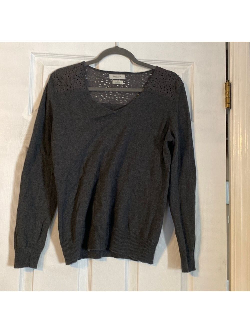 Van Heusen womens sweater; size medium